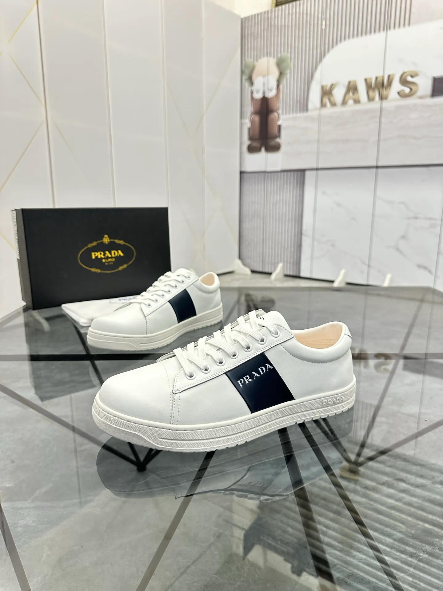 Men's shoes: 💰P400¥ Product trademark: Prada *"Prada*" low-top casual shoes Regular size: 38-44 (can be customized to 45) Product materials: imported cowhide upper, sheepskin lining, original outsole. Number: 020
